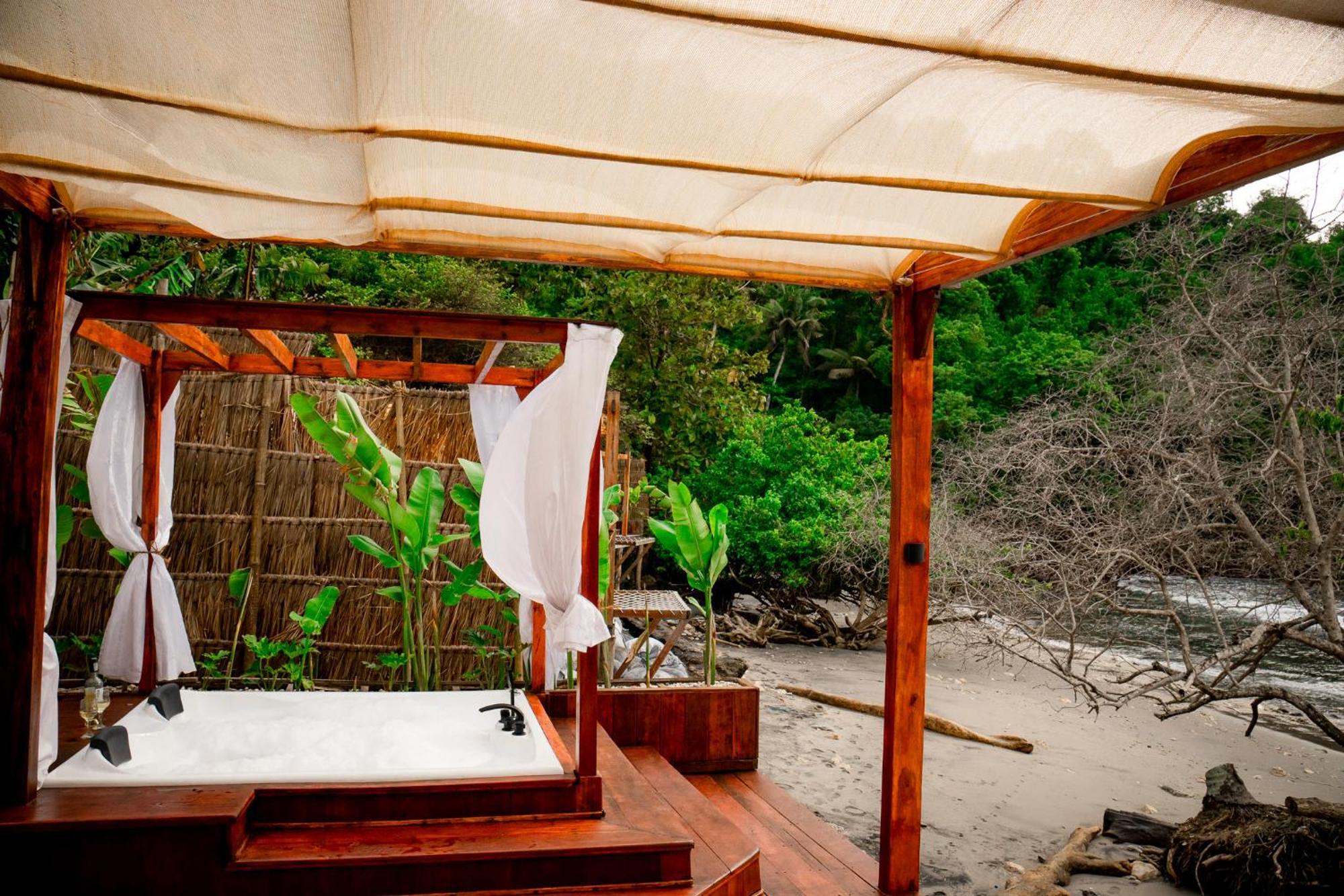Beachfront Luxury Dome Villas - Gamat Bay Resort Nusa Penida Eksteriør billede