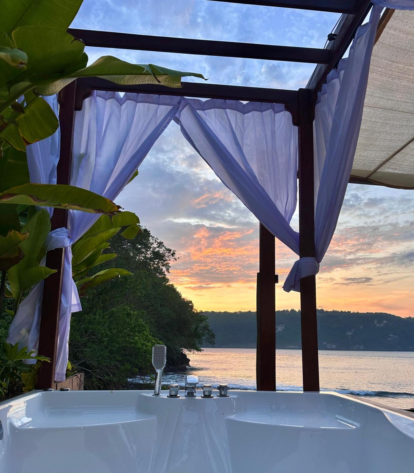 Beachfront Luxury Dome Villas - Gamat Bay Resort Nusa Penida Værelse billede